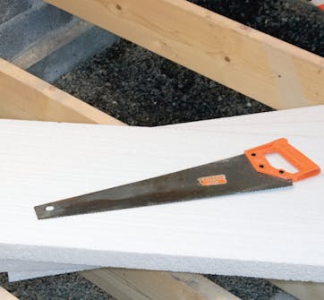 Polystyrénplatene (isopor) skjæres lett til med ei håndsag Polystyrénplatene (isopor) skjæres lett til med ei håndsag